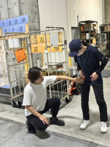 物流現場の腰痛予防のためのスクワット指導（企業研修）