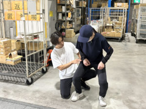 物流現場の腰痛予防のためのスクワット指導（企業研修）