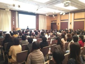 更年期女性向け健康セミナー講演風景（大塚製薬・大人数会場）
